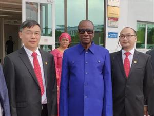 几内亚总统孔戴：让安琪产品惠及更多几内亚人民